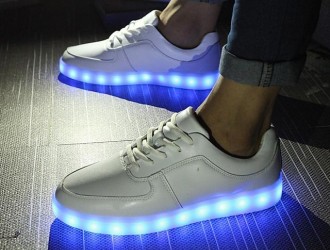 科学家开发新技术:走路时用鞋子给手机充电