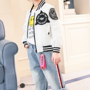 穿上酷酷的拉童木童装 我们一起走在秋季的街道上