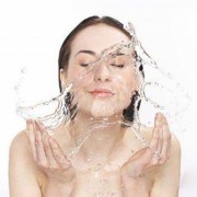 如何判断肌肤是否缺水？补水小方法推荐